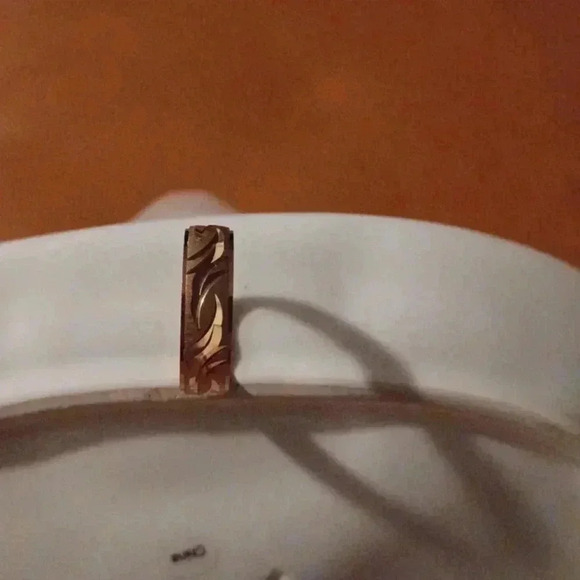 💙🌹New yellow tone wedding band - Picture 8 of 8